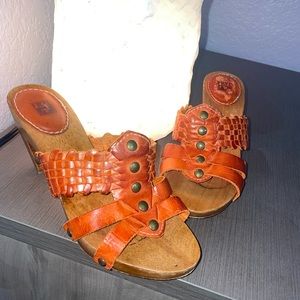 Frye womens Orange clog mule leather wood brass stud Sandals 5.5